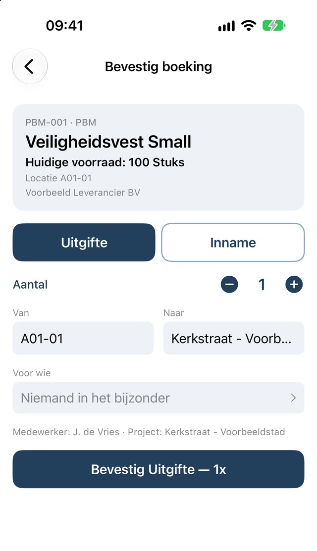 MaterieelScan op de telefoon: een boeking bevestigen, met het artikel, de actuele voorraad, uitgifte of inname, aantal en van waar naar welk project